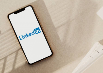 Ho to use linkedin on your smart phone - Linkedin website or mobile app on ios
